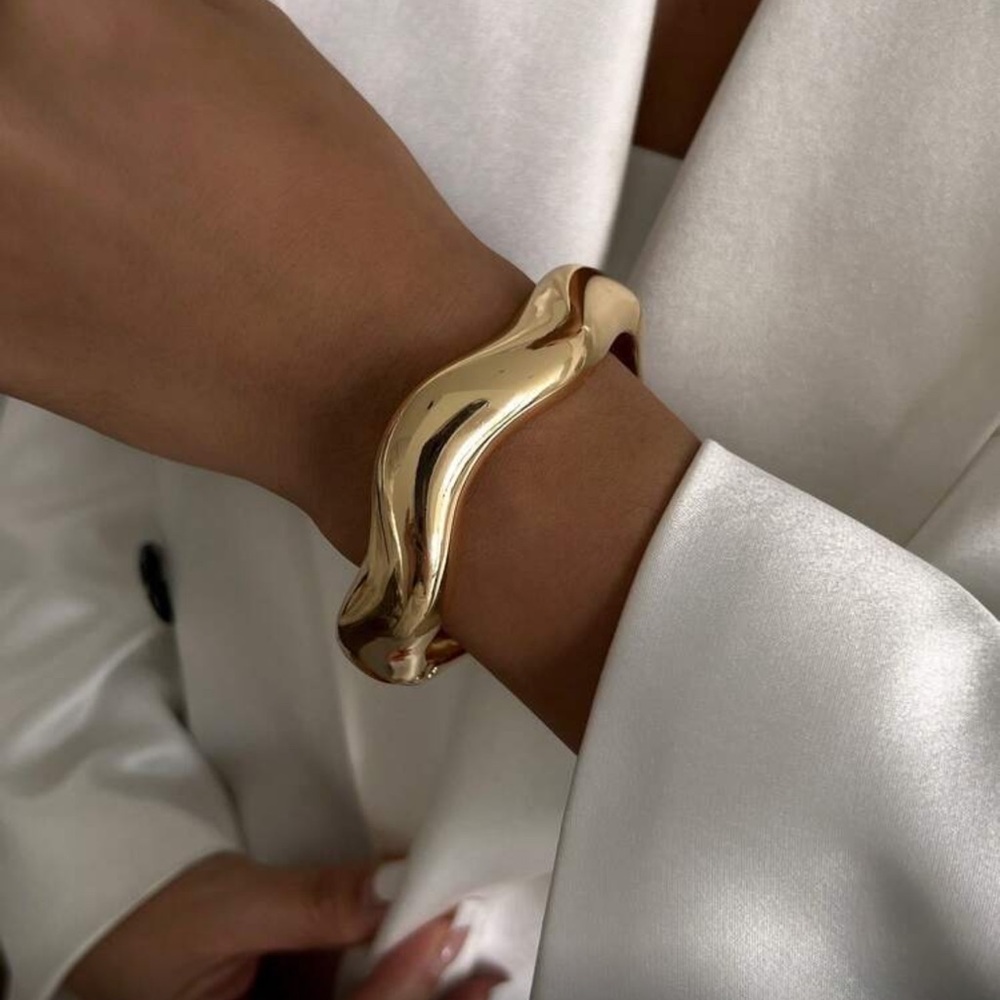 Elegant Gold and Pearl Bracelet Set - Picture 3 of 4